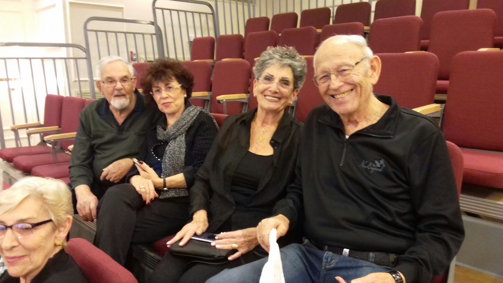 אחדים מדיירי בית הדיור המוגן באולם ההרצאות בבית